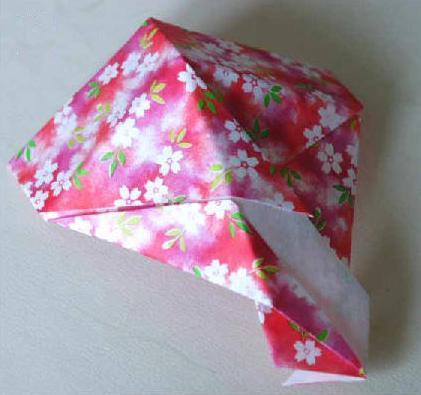 折疊禮品盒轉(zhuǎn)過來(lái)再折一角